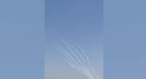 مشاهد لاطلاق الصواريخ من غزة باتجاه المستوطنات الاسرائيلية