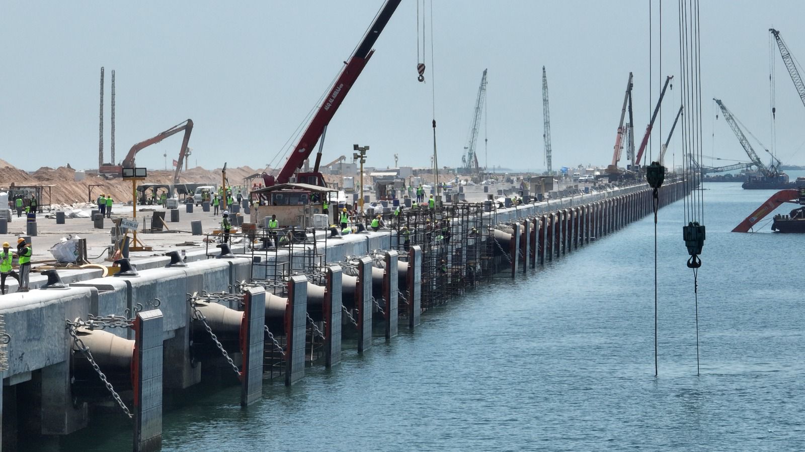 بالصور …الموانئ تباشر بفرش طبقة الإسفلت لرصيف رقم 5 بميناء الفاو