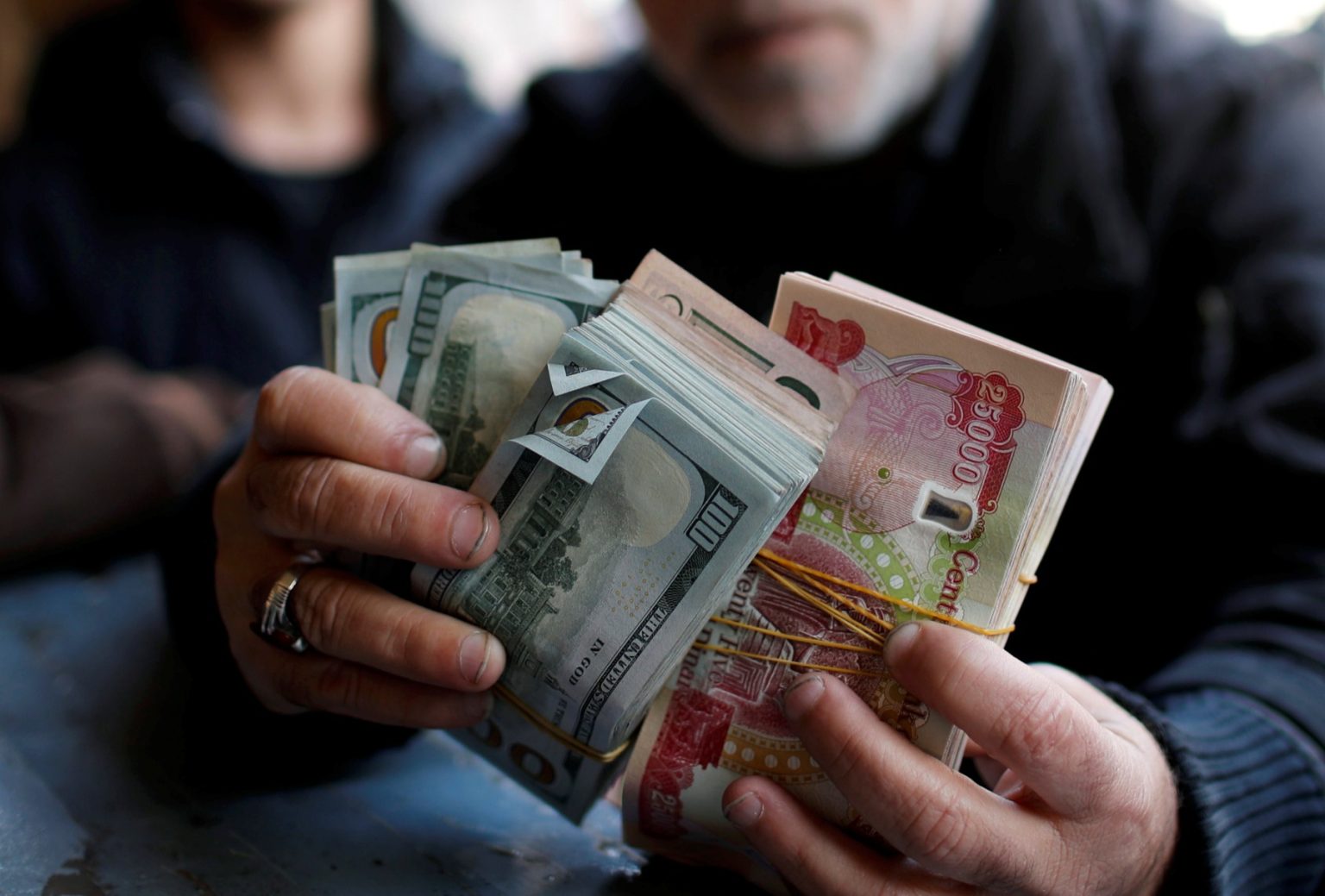 الدولار يسجل انخفاضاً بأسعار الصرف في الاسواق الموازية