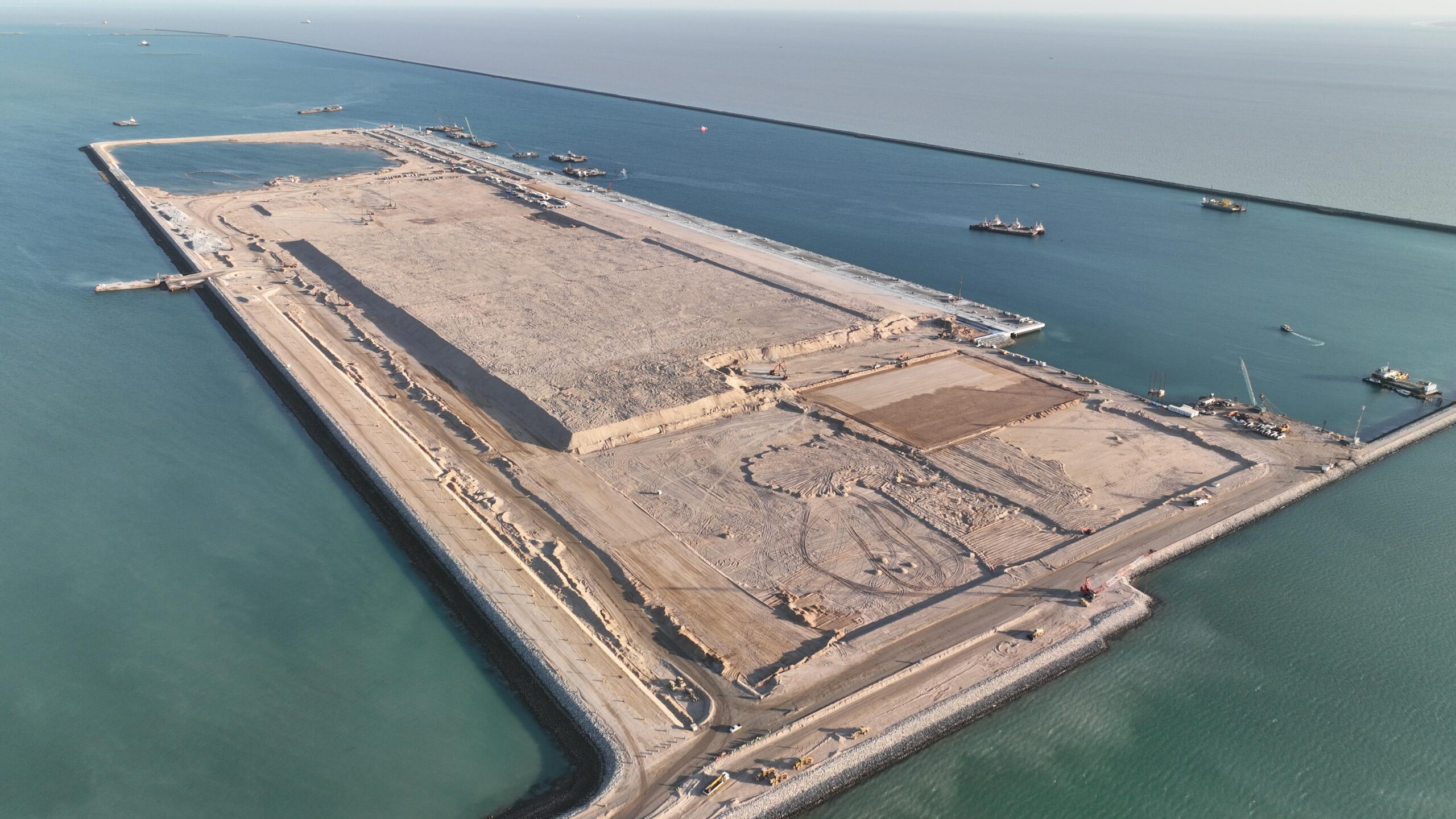 الموانئ تعلن نقل أكثر من 9 ملايين متر مكعب من (السبيس) لردم ساحة مناولة الحاويات في  مشروع ميناء الفاو الكبير