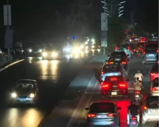 الان ..استمرار حركة النزوح الكثيفة من الضاحية الجنوبية لبيروت مع تجدد الغارات الإسرائيلية