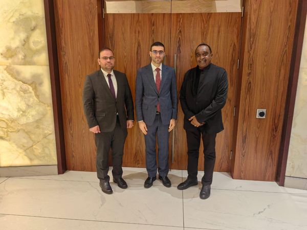 على هامش مؤتمر قمة المستقبل …المؤيد يناقش مع الرئيس التنفيذي لمجلس سامينا، بوكار الإنترنت الفضائي