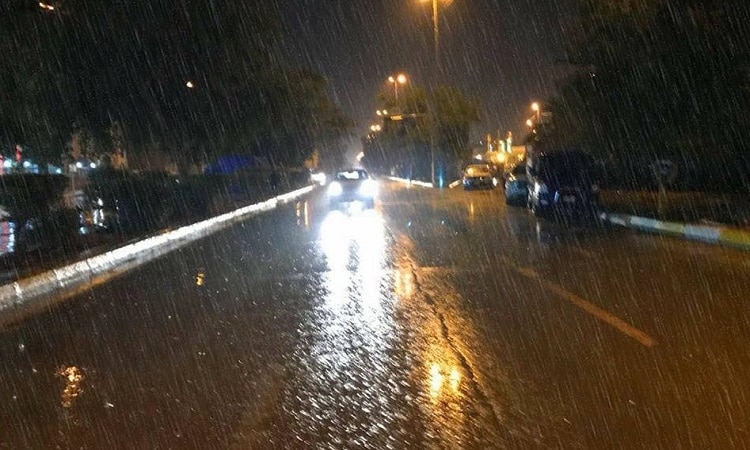 عواصف رعدية وأمطار غزيرة تضرب المناطق الوسطى والشمالية منتصف الليلة