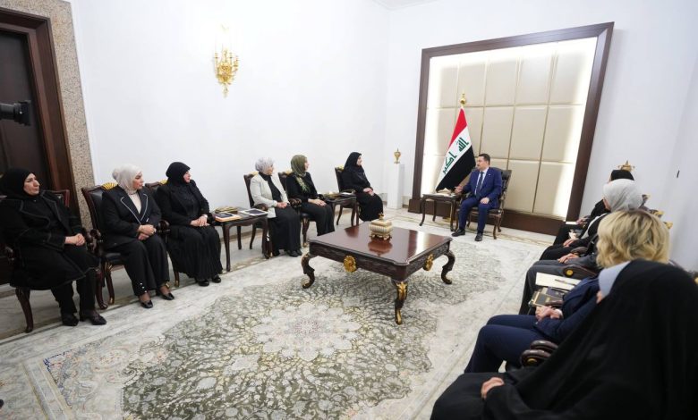 رئيس الوزراء يشيد بدور المرأة ويحث على تشريع قوانين رعاية الطفولة