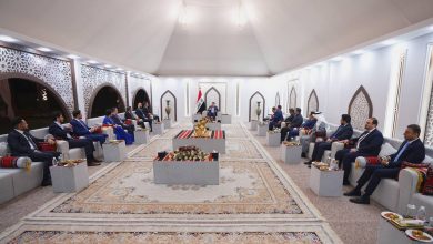 رئيس الوزراء يؤكد التزام الحكومة بحرية التعبير خلال لقائه مقدمي البرامج السياسية