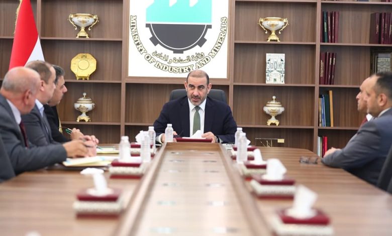 وزارة الصناعة تضع آليات تصدير رمال السليكا وتؤكد على تأمين الاحتياج المحلي