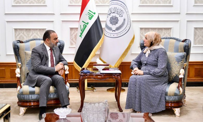 هيأة الإعلام والاتصالات والمالية تبحثان آليات التكامل الرقمي وتبسيط الإجراءات